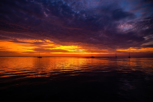 Amanecer temprano en la mañana sobre el mar Puesta de sol que refleja