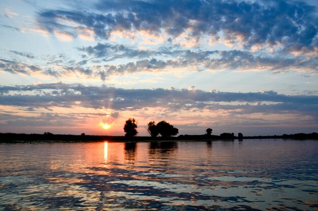 El amanecer temprano sobre el río en verano