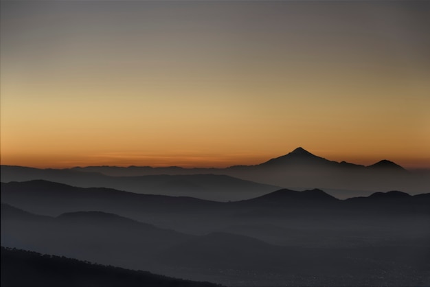 Amanecer de tono naranja en el volcán.