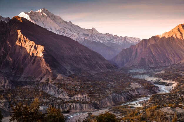 Amanecer en el valle de Hunza Nagar. Gilgit Baltistan, Pakistán.