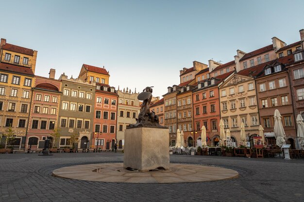 El amanecer en Varsovia en Polonia en otoño