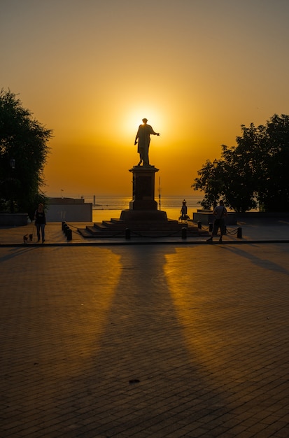 Foto amanecer de verano en el bulevar primorsky en odessa, ucrania