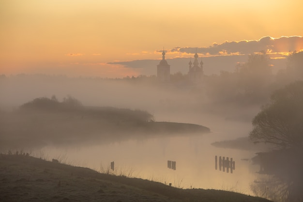 amanecer de verano en el campo el sol en la niebla