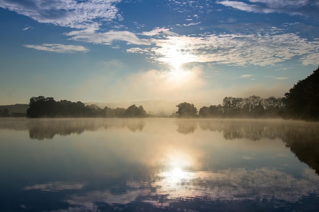 Amanecer de verano en el estanque