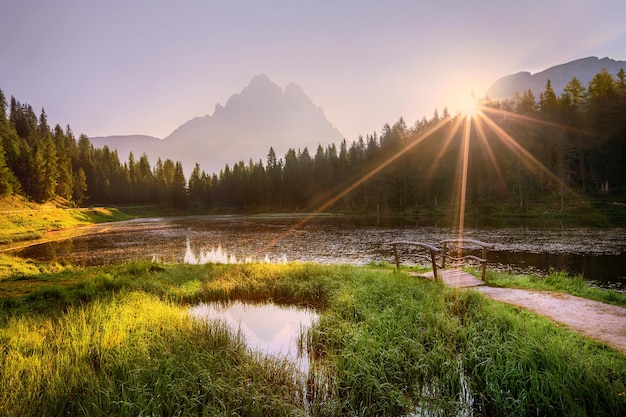 Amanecer en verano sobre el lago di antorno dolomites italia