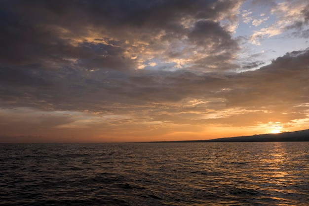 Amanecer y vista al mar en el paraíso Lovina Beach Bali Indonesia