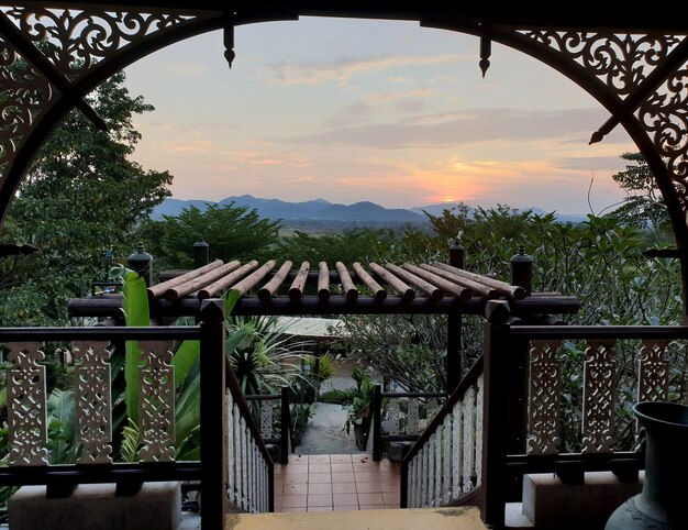 Amanecer en la vista de la montaña visto a través de los interiores de la sala de recepción vintage