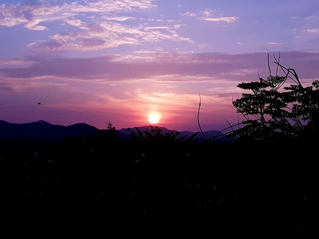 Amanecer en la vista de la montaña.