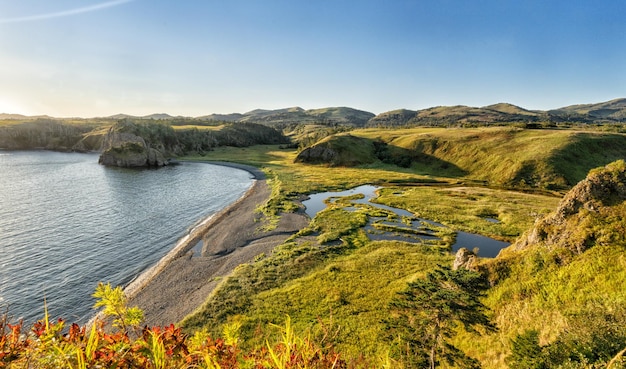 Amanecer a vista de pájaro de una bahía sin nombre en la isla de las Islas Kuriles de Shikotan