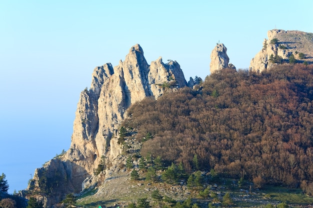 Amanecer vista superior de la montaña Aj-Petri (Crimea, Ucrania)