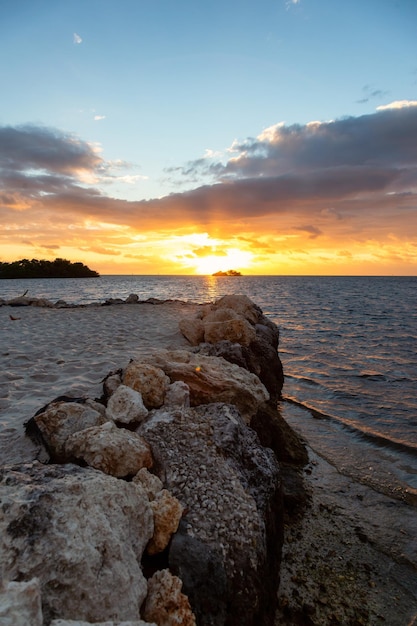 Amanecer visto en una playa de arena tropical en la costa del Océano Atlántico