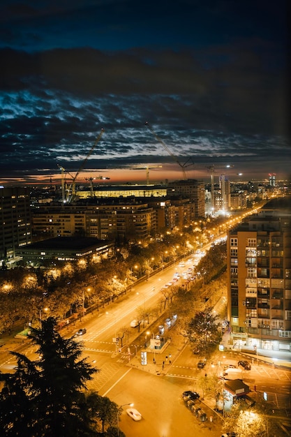 Amanecer en la zona del centro de la ciudad de negocios de Madrid Paseo Castellana vista superior