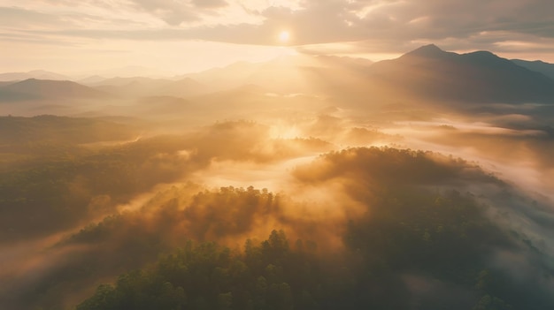 Los amaneceres abrazan las montañas brumosas besadas por el amanecer