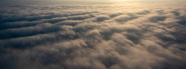 Amanhecer amarelo e azul sobre nuvens conceito viagens e lazer