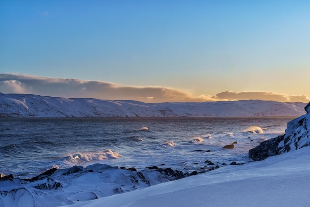 Amanhecer brilhante na costa do Mar de Barents, na aldeia de Teriberka, na região de Murmansk, na Rússia