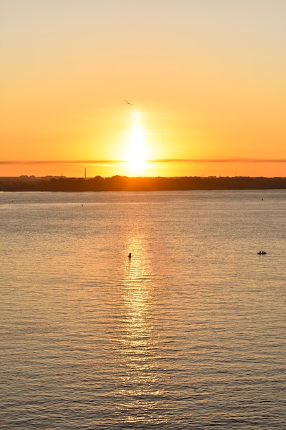 amanhecer brilhante no rio Volga