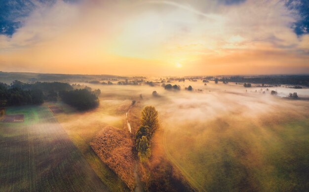 Amanhecer calma paisagem de aldeia