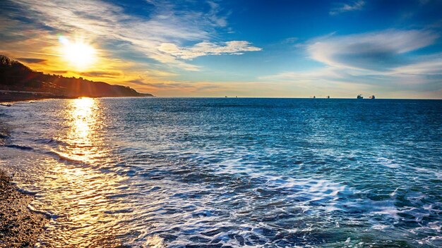 Amanhecer colorido sobre o mar. Composição da natureza.