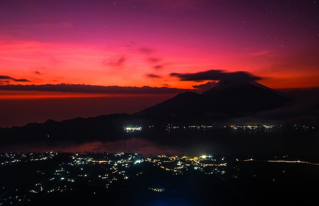Amanhecer com vista para o vulcão Agung, Bali, belo nascer do sol