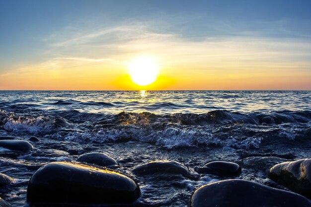 Amanhecer e pôr do sol sobre a paisagem do mar na natureza