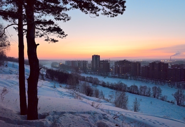 Amanhecer em uma cidade de inverno Novosibirsk