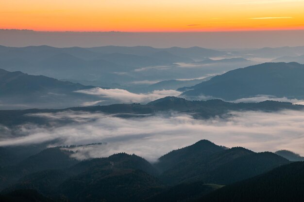 Amanhecer enevoado nas montanhas bela paisagem de outono