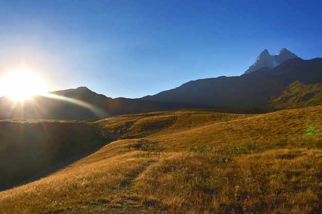 Amanhecer ensolarado nas montanhas do Cáucaso