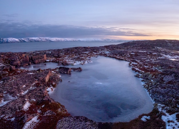 Amanhecer frio de inverno. A paisagem gelada e as montanhas na Rússia