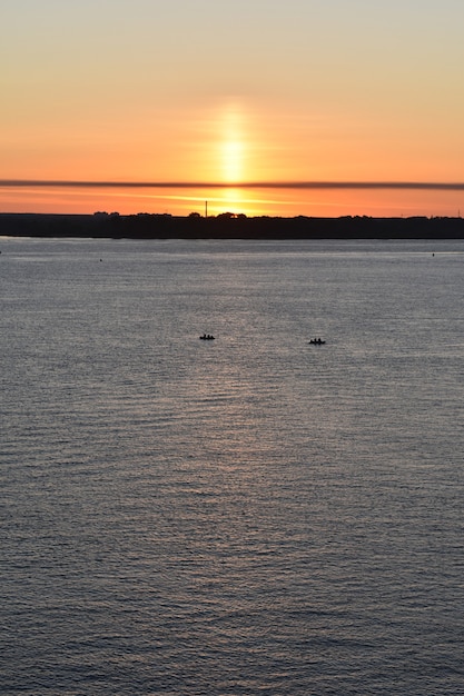 Amanhecer lindo e brilhante no rio volga