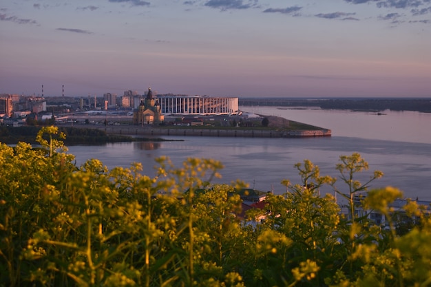 Amanhecer na margem do rio Volga. Nizhny Novgorod