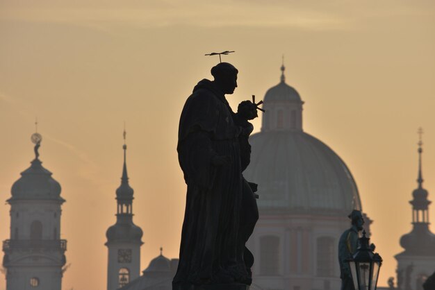 Amanhecer na Ponte Carlos em Praga