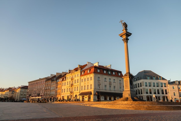 Foto amanhecer na praça do castelo em varsóvia, na polónia, no outono.