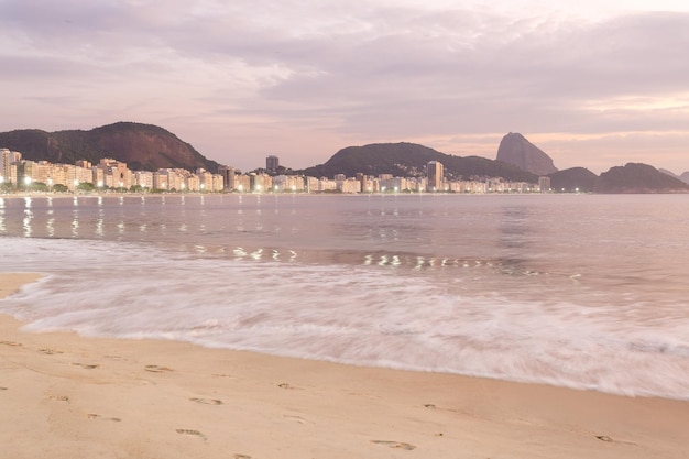 Amanhecer na praia de Copacabana no Rio de Janeiro