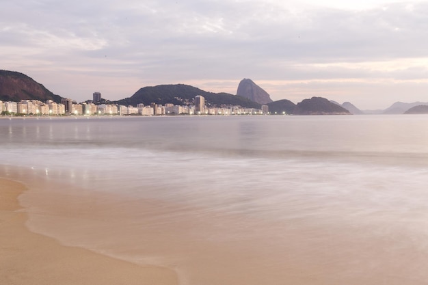 Amanhecer na praia de Copacabana no Rio de Janeiro