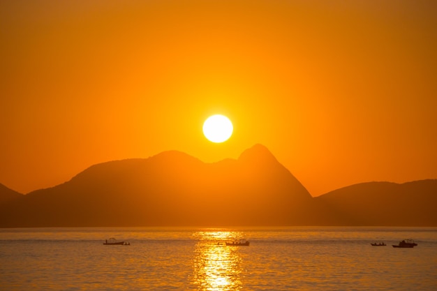 Amanhecer na praia vermelha da Urca no Rio de Janeiro