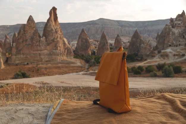 Foto amanhecer nas montanhas da capadócia. viajantes com uma mochila no fundo da paisagem