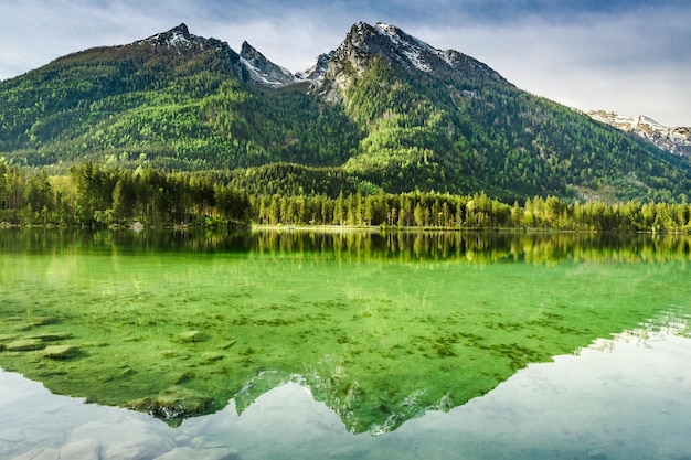 Amanhecer no lago Hintersee nos Alpes Alemanha Europa