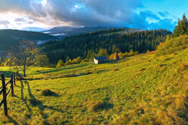 Amanhecer no outono nos arredores da aldeia montanhosa dos Cárpatos, na Ucrânia.