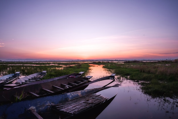 Amanhecer no pequeno lek com barco de pesca