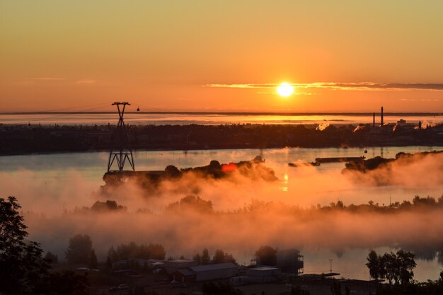 Amanhecer no teleférico do outro lado do rio