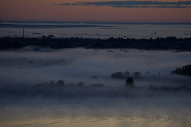 amanhecer nublado sobre o rio Volga