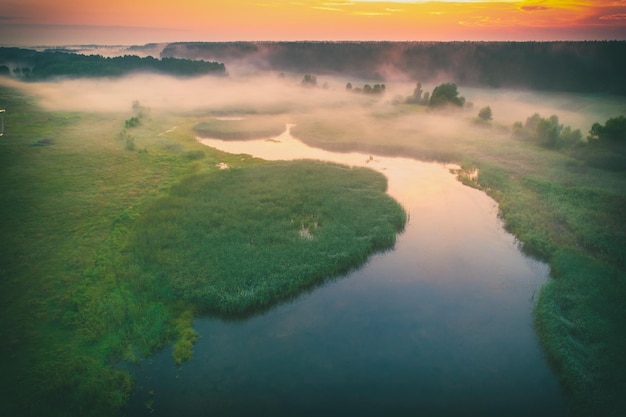 Amanhecer sereno mágico sobre o lago Foggy manhã cedo paisagem rural