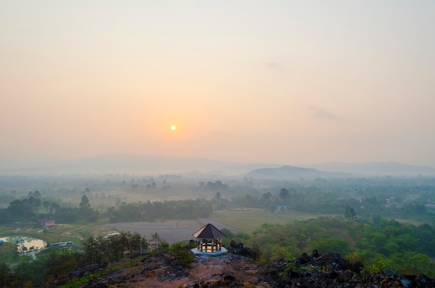 Amanhecer, sobre, a, colinas, aquilo, esticar, com, pavilhão, Nakhonnayok, tailandia