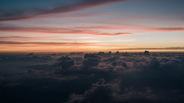 Foto amanhecer sobre as nuvens vista a partir da cabine do piloto ou do drone