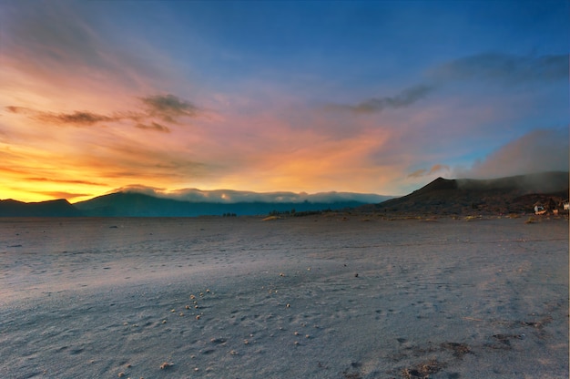 Amanhecer, sobre, bromo, montanha, fundo