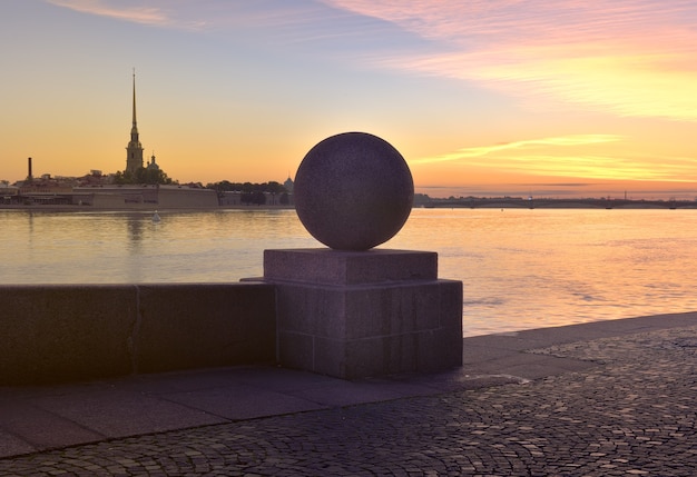 Amanhecer sobre o neva vista da catedral peter e paul vista da seta da ilha vasilievsky