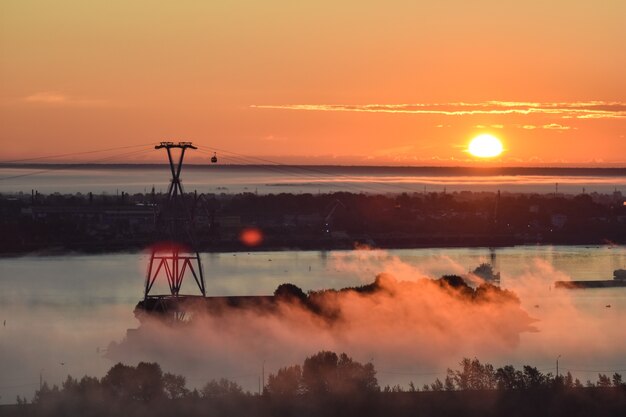 amanhecer sobre o teleférico do outro lado do rio