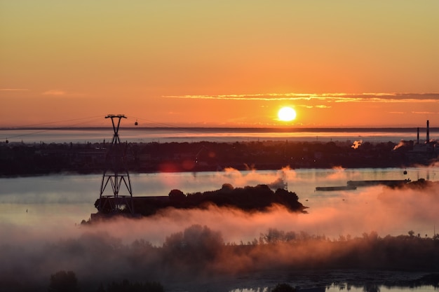 amanhecer sobre o teleférico do outro lado do rio