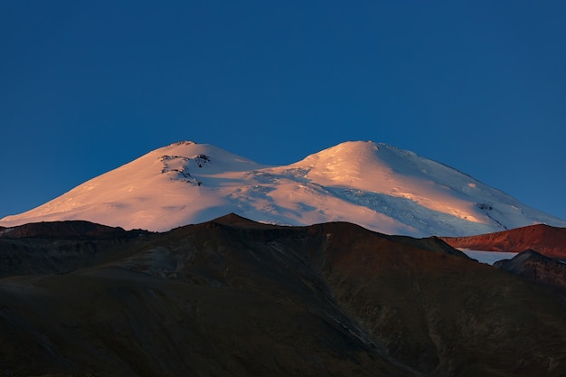 Foto amanhecer sobre os picos nevados do monte elbrus