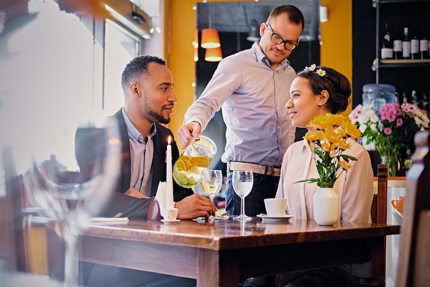 Amante casal americano negro em um encontro bebendo vinho em um restaurante.